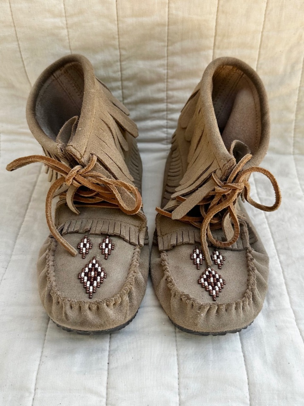 Manitobah Mukluks Harvester Moccasin | Oak | Women's Size 9 | Suede